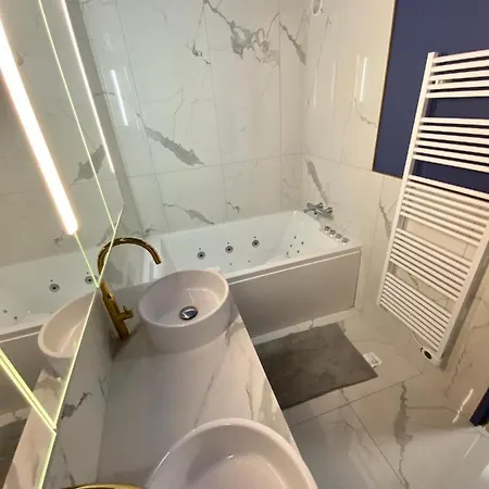 Luxury La Vie En Rose Jacuzzi Terrasse Parking דירה